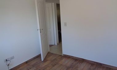 Encantador dúplex de 4 ambientes, tipo PH con cochera en pequeño condominio- En Alquiler