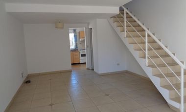 Encantador dúplex de 4 ambientes, tipo PH con cochera en pequeño condominio- En Alquiler