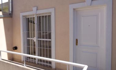 Encantador dúplex de 4 ambientes, tipo PH con cochera en pequeño condominio- En Alquiler