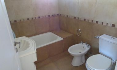 Encantador dúplex de 4 ambientes, tipo PH con cochera en pequeño condominio- En Alquiler