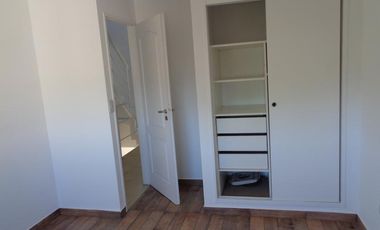 Encantador dúplex de 4 ambientes, tipo PH con cochera en pequeño condominio- En Alquiler