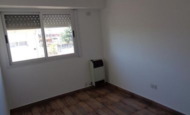 Encantador dúplex de 4 ambientes, tipo PH con cochera en pequeño condominio- En Alquiler