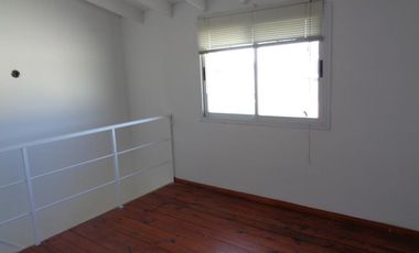 Encantador dúplex de 4 ambientes, tipo PH con cochera en pequeño condominio- En Alquiler