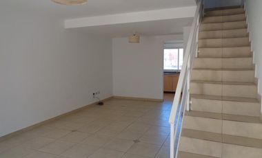 Encantador dúplex de 4 ambientes, tipo PH con cochera en pequeño condominio- En Alquiler