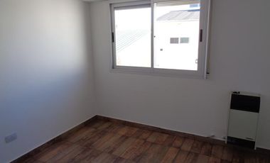 Encantador dúplex de 4 ambientes, tipo PH con cochera en pequeño condominio- En Alquiler