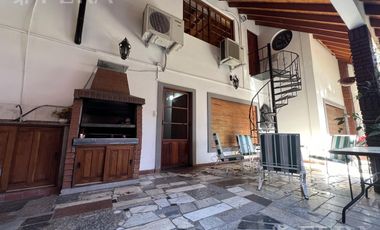 Venta de Casa 5 ambientes con Cochera y Patio en Wilde