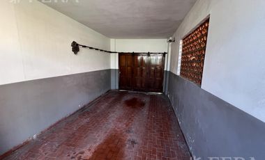 Venta de Casa 5 ambientes con Cochera y Patio en Wilde