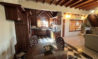 Venta de Casa 5 ambientes con Cochera y Patio en Wilde