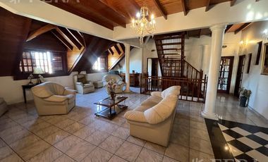 Venta de Casa 5 ambientes con Cochera y Patio en Wilde