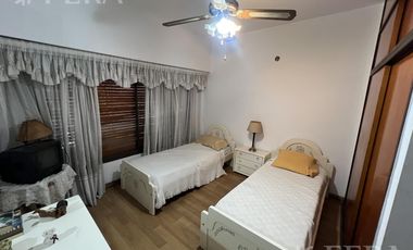 Venta de Casa 5 ambientes con Cochera y Patio en Wilde