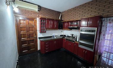Venta de Casa 5 ambientes con Cochera y Patio en Wilde