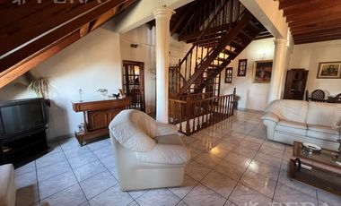 Venta de Casa 5 ambientes con Cochera y Patio en Wilde