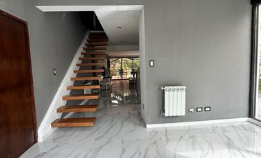 Imponente propiedad con Piscina en Venta en Altos Dos.