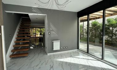 Imponente propiedad con Piscina en Venta en Altos Dos.