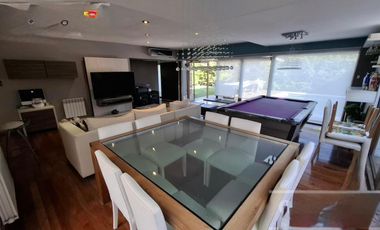 Imponente propiedad con Piscina en Venta en Altos Dos.