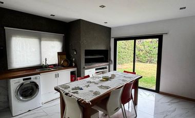 Imponente propiedad con Piscina en Venta en Altos Dos.