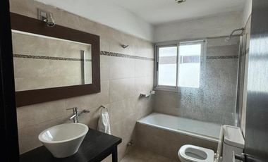 Imponente propiedad con Piscina en Venta en Altos Dos.