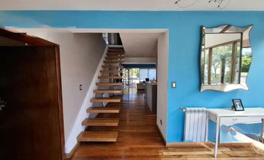 Imponente propiedad con Piscina en Venta en Altos Dos.