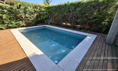 Imponente propiedad con Piscina en Venta en Altos Dos.