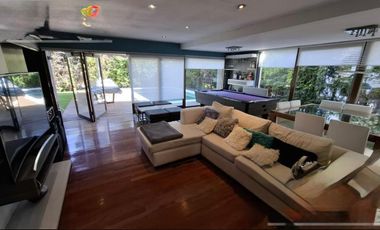 Imponente propiedad con Piscina en Venta en Altos Dos.