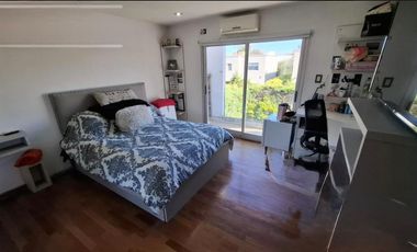 Imponente propiedad con Piscina en Venta en Altos Dos.