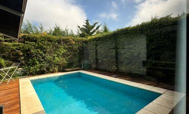 Imponente propiedad con Piscina en Venta en Altos Dos.