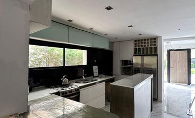 Imponente propiedad con Piscina en Venta en Altos Dos.