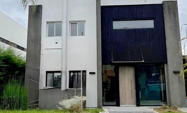 Imponente propiedad con Piscina en Venta en Altos Dos.