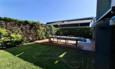 Imponente propiedad con Piscina en Venta en Altos Dos.