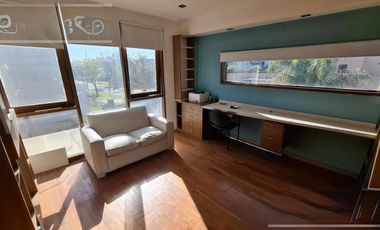 Imponente propiedad con Piscina en Venta en Altos Dos.