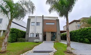 Imponente propiedad con Piscina en Venta en Altos Dos.