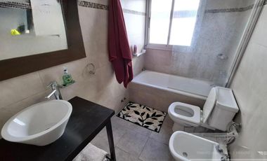 Imponente propiedad con Piscina en Venta en Altos Dos.