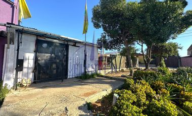 Casa esquina con local comercial en Villa Dulce Ampliación