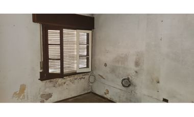 SANTIAGO 5948 entre Roma y Madrid (casa y depto)