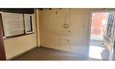 SANTIAGO 5948 entre Roma y Madrid (casa y depto)