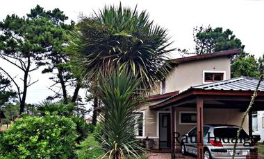 CASA CON PARQUE A 400 METROS DEL MAR EN LA CALETA