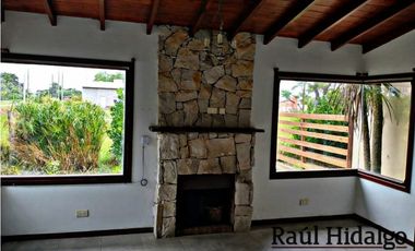 CASA CON PARQUE A 400 METROS DEL MAR EN LA CALETA