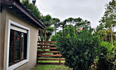 CASA CON PARQUE A 400 METROS DEL MAR EN LA CALETA