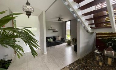CASA MODERNA CON AMPLIOS ESPACIOS VERDES