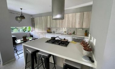 CASA MODERNA CON AMPLIOS ESPACIOS VERDES