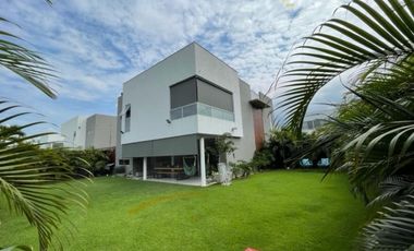 CASA MODERNA CON AMPLIOS ESPACIOS VERDES