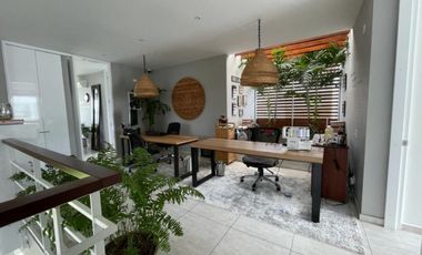 CASA MODERNA CON AMPLIOS ESPACIOS VERDES