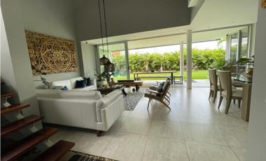 CASA MODERNA CON AMPLIOS ESPACIOS VERDES