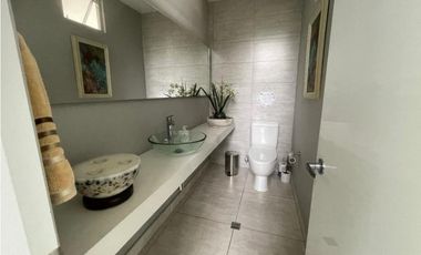 CASA MODERNA CON AMPLIOS ESPACIOS VERDES