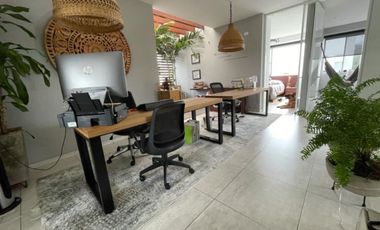 CASA MODERNA CON AMPLIOS ESPACIOS VERDES