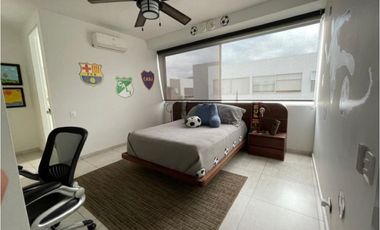CASA MODERNA CON AMPLIOS ESPACIOS VERDES