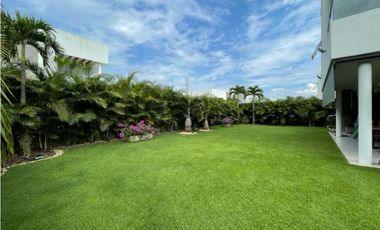 CASA MODERNA CON AMPLIOS ESPACIOS VERDES