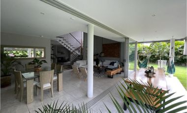 CASA MODERNA CON AMPLIOS ESPACIOS VERDES
