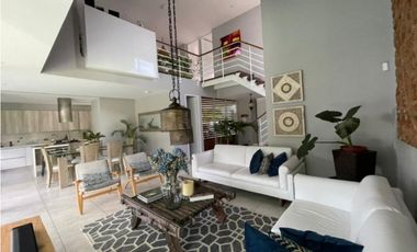 CASA MODERNA CON AMPLIOS ESPACIOS VERDES