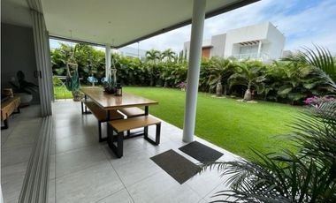 CASA MODERNA CON AMPLIOS ESPACIOS VERDES